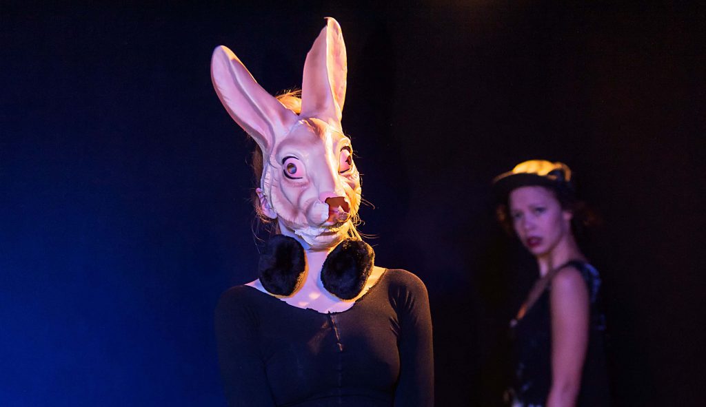 Szene mit hasenmaske in PÜDEL TAM TAM