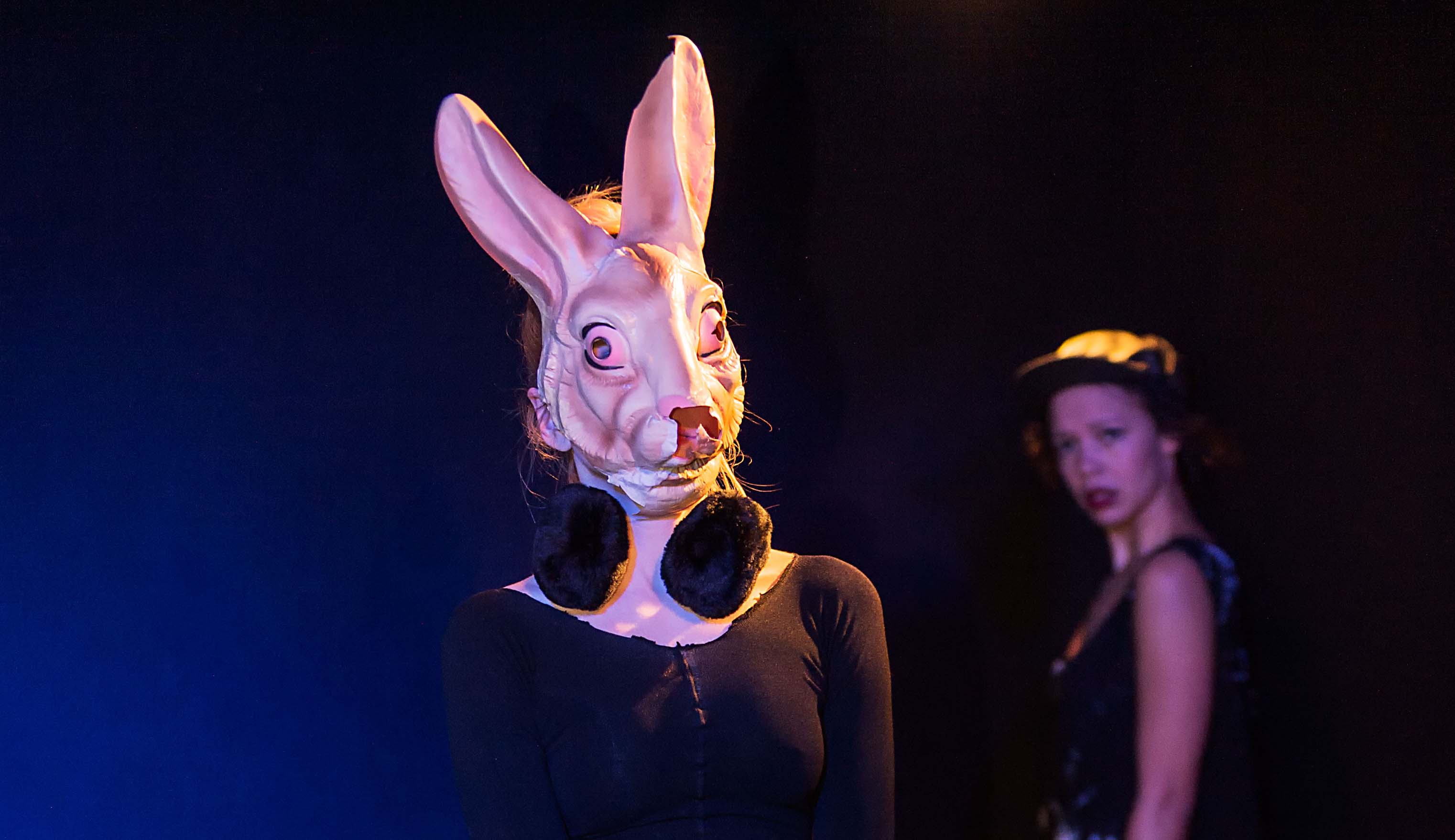 Szene mit hasenmaske in PÜDEL TAM TAM