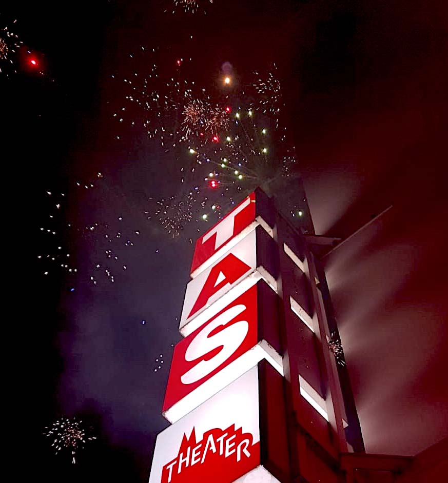 Lichtwürfel am Eingang des Theaters am Sachsenring